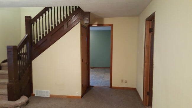 Building Photo - Large Renovated 4 Bedroom with Huge Yard a...