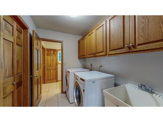 Building Photo - 2103 Folwell Dr SW