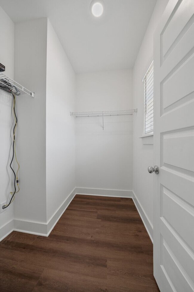 Foto del edificio - Spacious Home with Elevated Amenities!