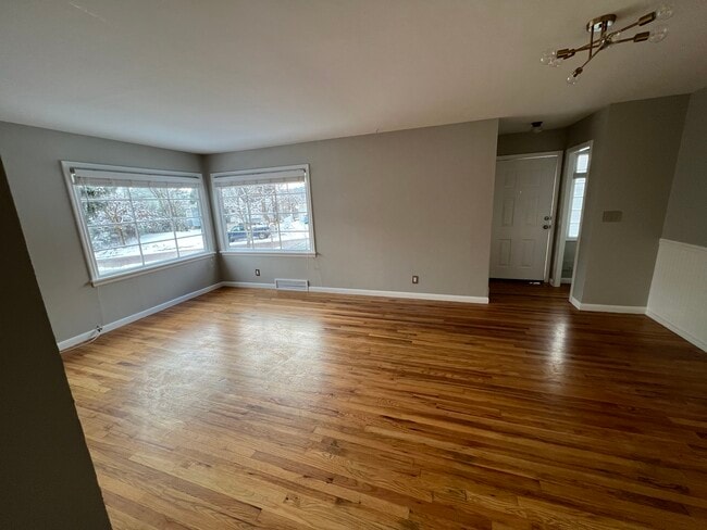 Building Photo - 411 S Coeur Dalene St
