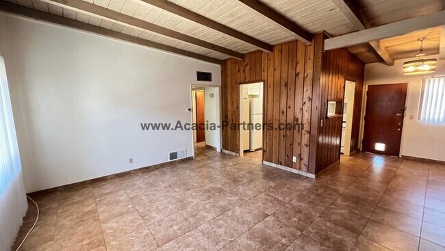 Building Photo - Beautiful 4-Plex w/ Storage