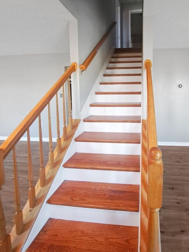 Building Photo - Lovely Pet Friendly 5 Bedroom/3 Bath SFH i...