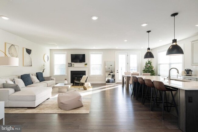 Building Photo - 700 Quarry Point Rd