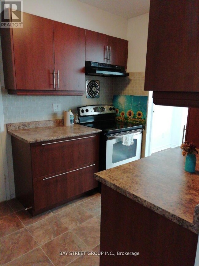 Photo du bâtiment - 5-1215 Parkway Forest Dr
