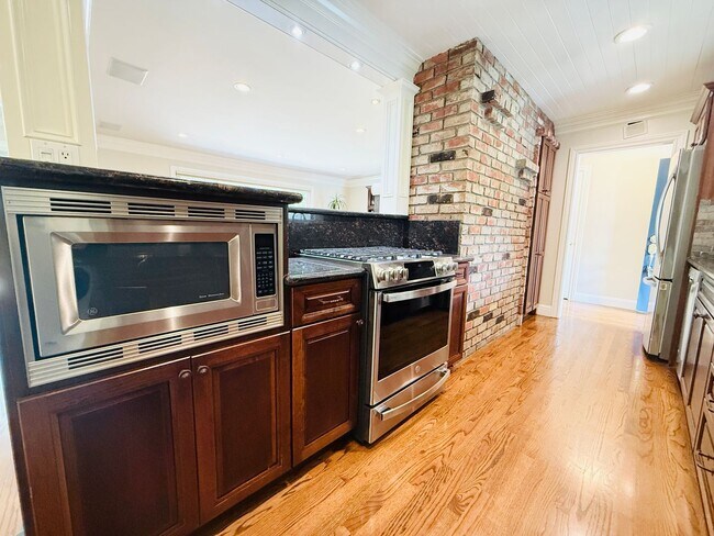 Foto del edificio - Beautifully Updated 3 Bed 2 Bath Walnut Cr...