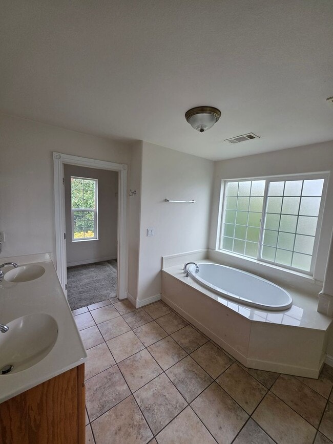 Building Photo - Newer 3 bed 2 bath