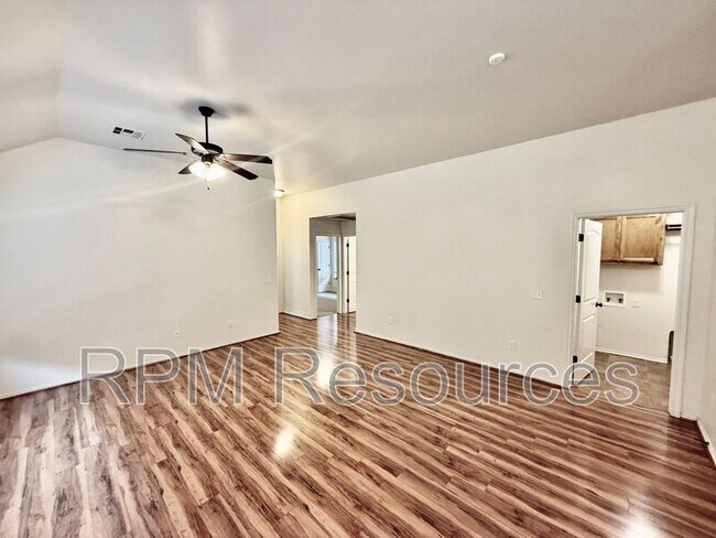 Foto del edificio - 2401 Golden Ln