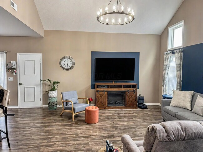 Foto del edificio - 5492 Bull Creek Dr