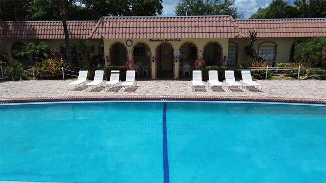 Foto del edificio - 251 S Cypress Rd