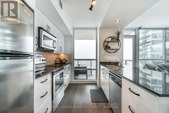 Photo du bâtiment - 2230 Lake Shore Blvd W