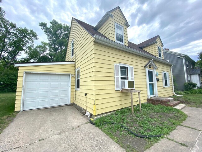 Building Photo - 5 bed 1.5 Bath Single Family Home! Near NDSU!