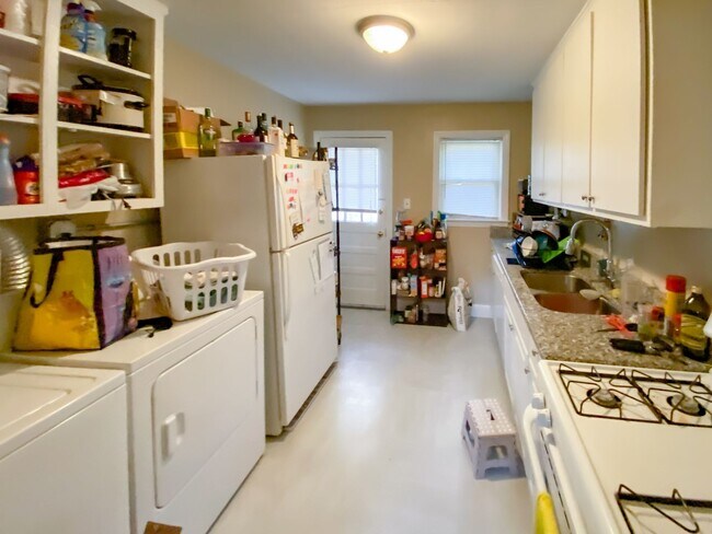 Building Photo - 4 Bedroom House Minutes from Franklin St!