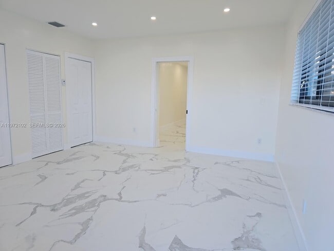 Building Photo - 891 W 53rd St