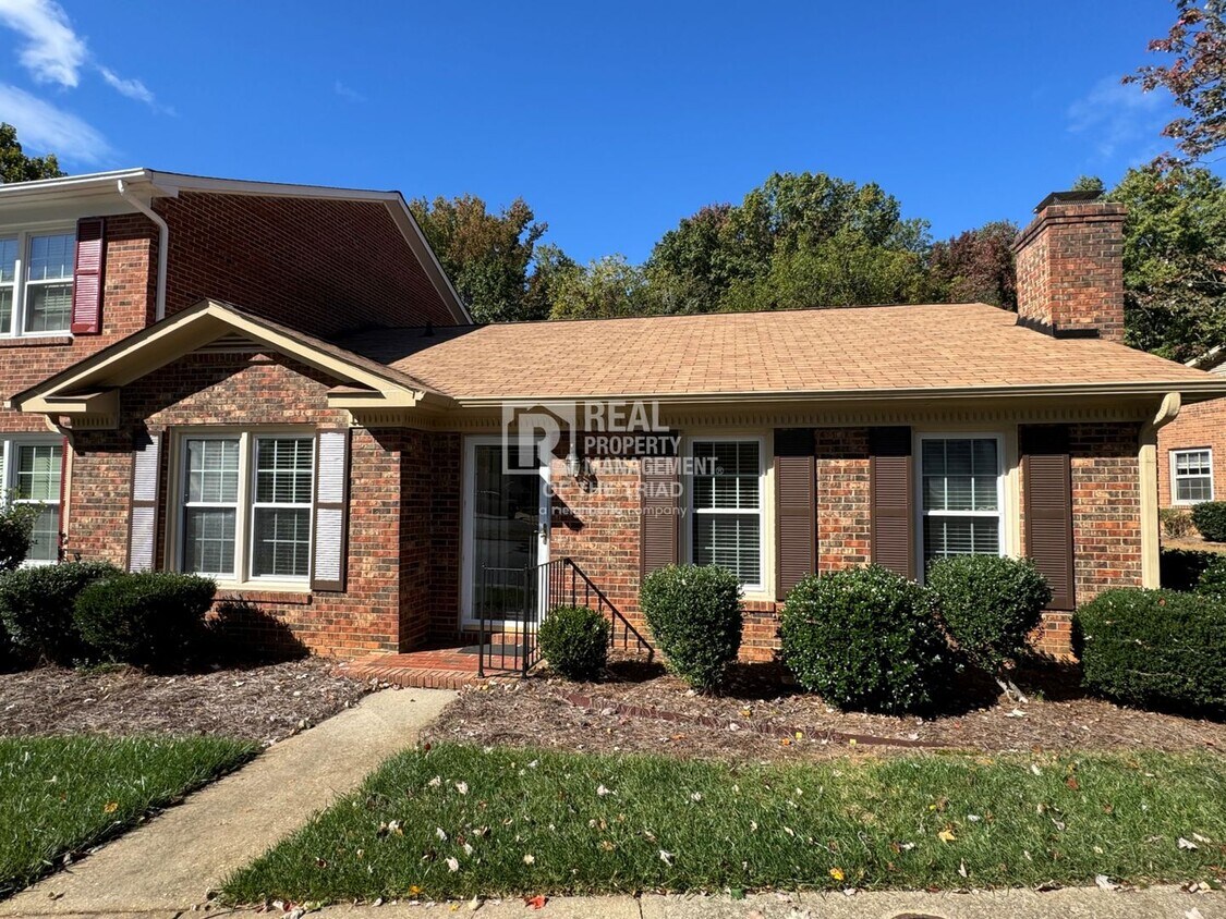 Primary Photo - One Level End Unit Townhome in Hamilton Vi...