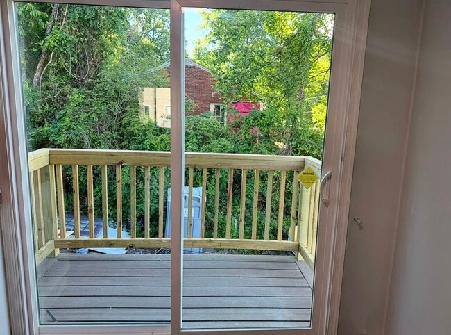 Building Photo - Charlotte's Crossing 74