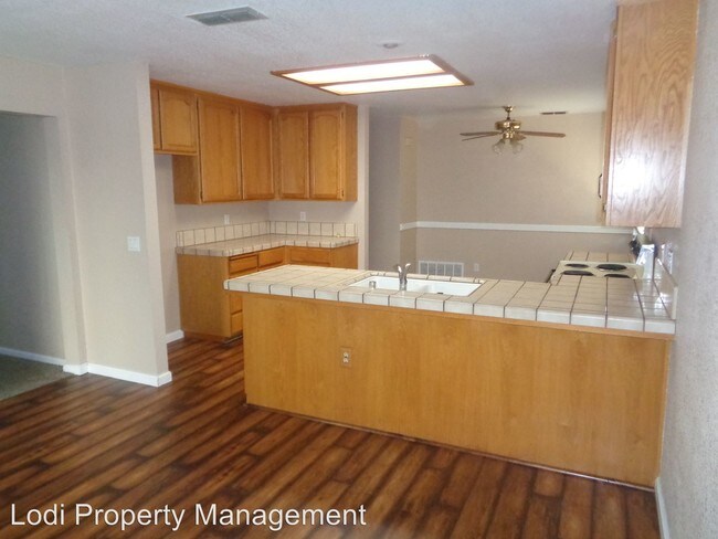 Building Photo - 3 br, 2.5 bath House - 533 SANDPIPER CIRCLE