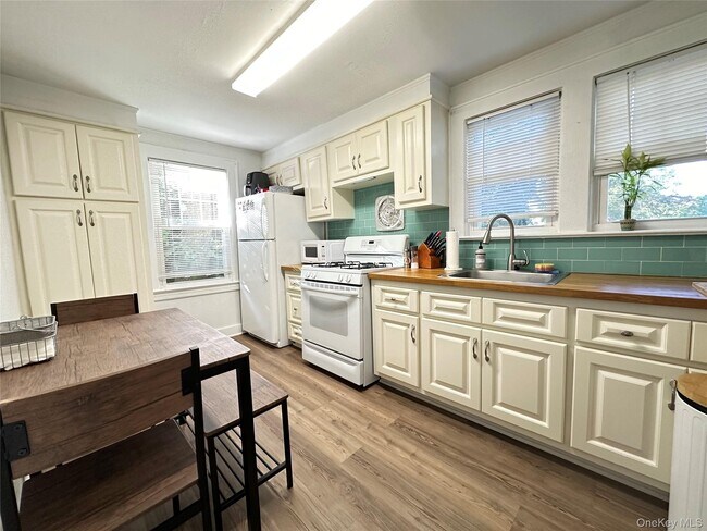 Foto del edificio - 157 Clinton Ave