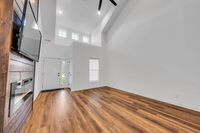 Building Photo - Modern Duplex with Spacious Design & Upsca...