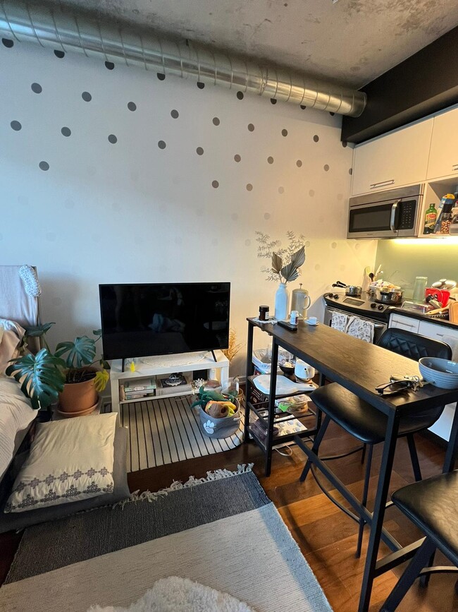 Building Photo - Amazing Studio Apt - King East