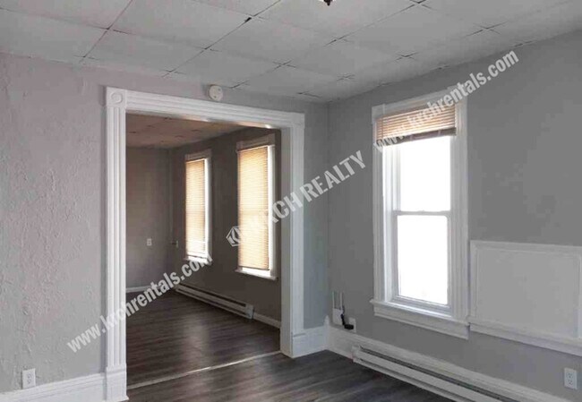 Building Photo - Cozy 2-Bedroom 1-Bathroom Home in South To...