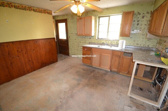 Building Photo - Great Colerain house with 3 Bedrooms, a Ga...