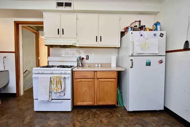 Building Photo - 652 E 3rd St