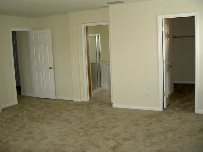 Building Photo - 2204 Arnold Dr