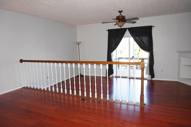 Building Photo - Charming 3 Bedroom/2 Full Bathroom/2 Half ...