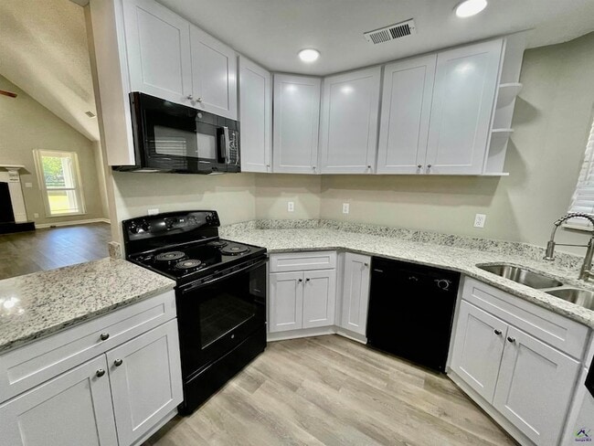 Building Photo - 213 Bayside Dr