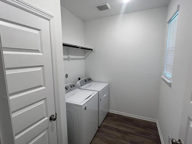 Foto del edificio - 5938 First Blush Dr