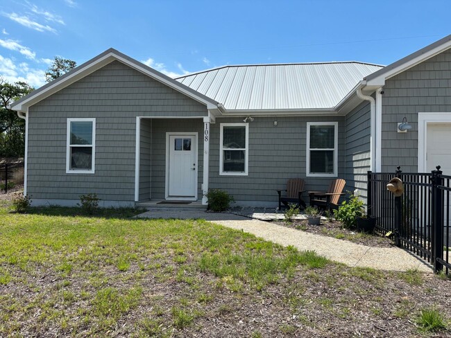 Building Photo - New home in Pine Knoll Shores