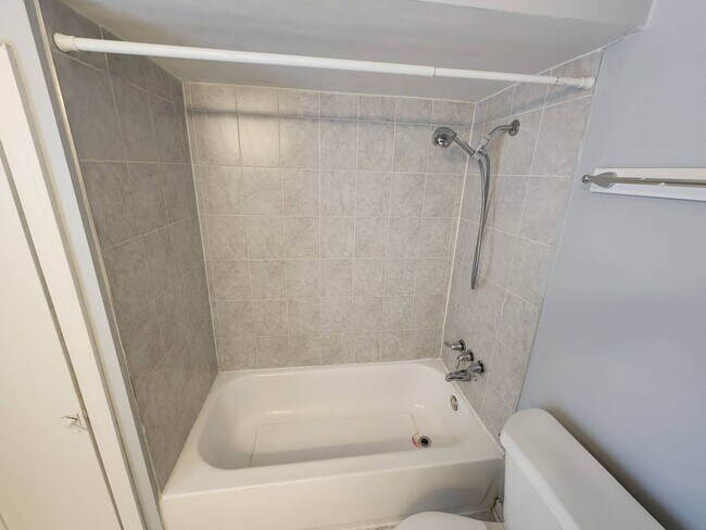 Foto del edificio - Charming 4-Bedroom Property in Prime Location