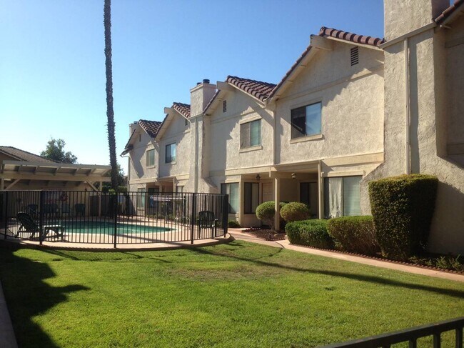 Community Pool / Lawn - 931 Martin Dr
