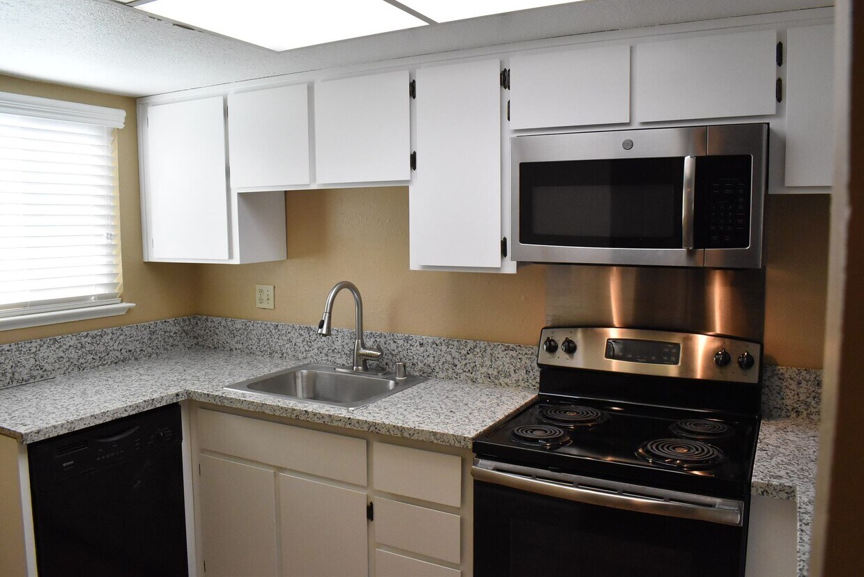Foto principal - Condo unit featuring updated kitchen with ...