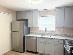 Building Photo - 10 Colonial Dr