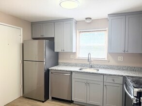 Building Photo - 10 Colonial Dr