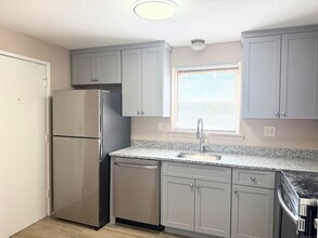 Building Photo - 10 Colonial Dr
