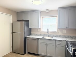 Building Photo - 10 Colonial Dr