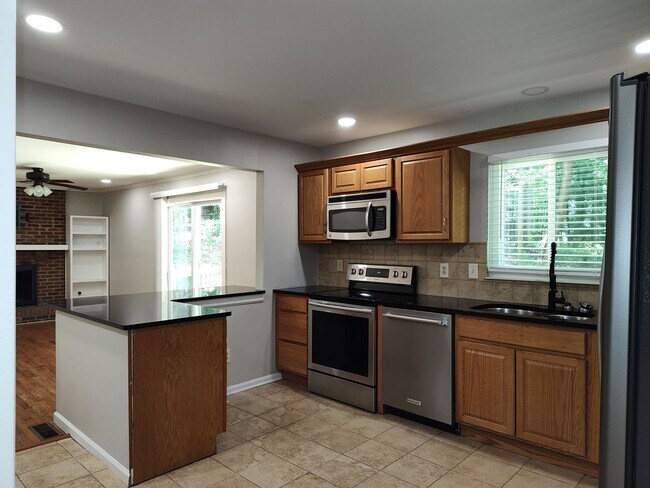 Building Photo - Charming 2 story, 5 bedroom, 3.5 bath home...