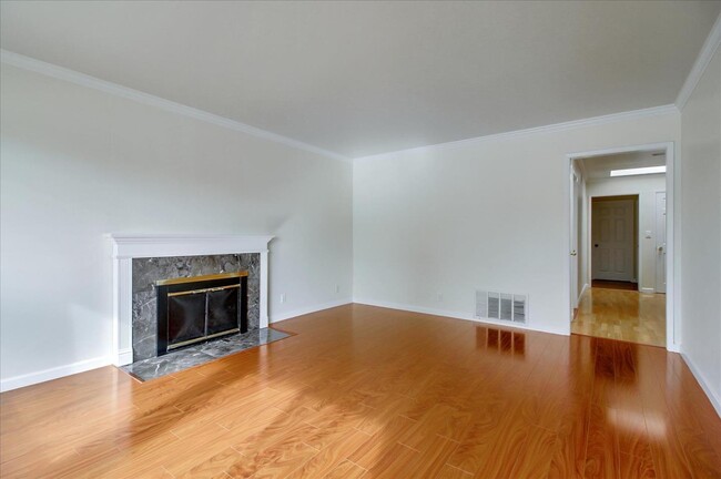 Building Photo - 1535 San Joaquin Ave