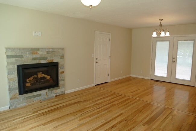 Photo - SE Garrett Dr - Milwaukie 3 bedroom with hardwood floors House