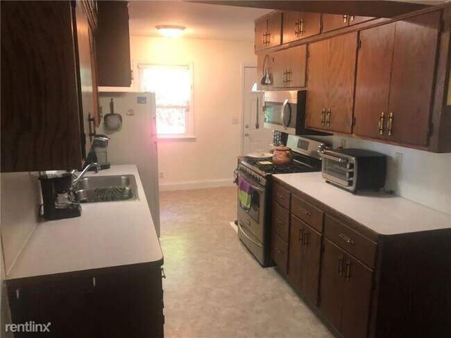 Building Photo - 3 br, 2 bath House - 5841 Regent Ave N