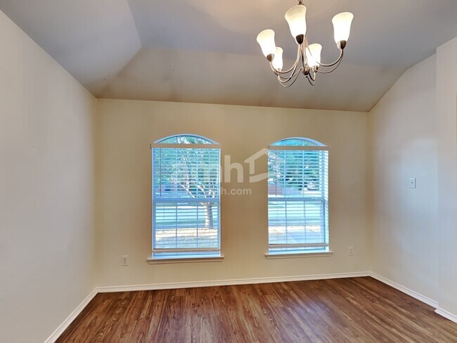 Foto del edificio - 3833 Pinebluff Lane