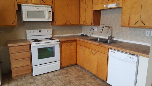 Building Photo - Quaint 2 bedroom 1 bath bottom unit of dup...