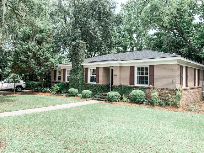 Building Photo - Beautiful Furnished 3 Bedroom