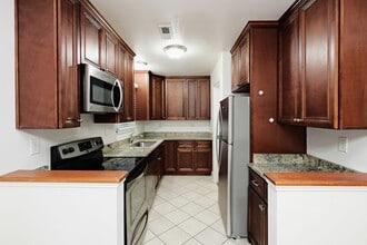 Building Photo - 117 Longwood Dr
