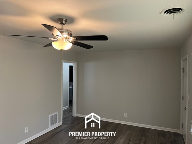 Foto del edificio - Newly Renovated 3-Bedroom Home for Rent in Huntsville, AL - Hardwood Floors & Fenced Backyard