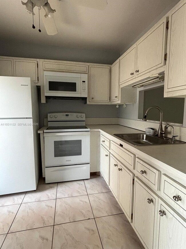 Building Photo - 5181 W Oakland Park Blvd
