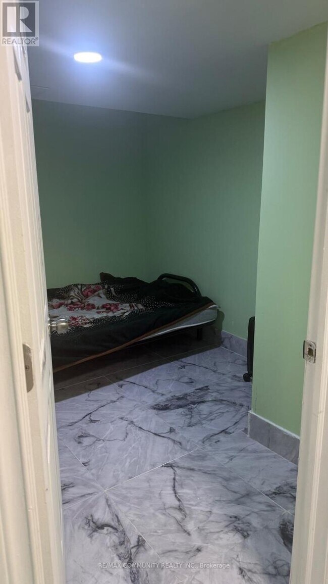 Photo du bâtiment - 591 Harmony Rd S