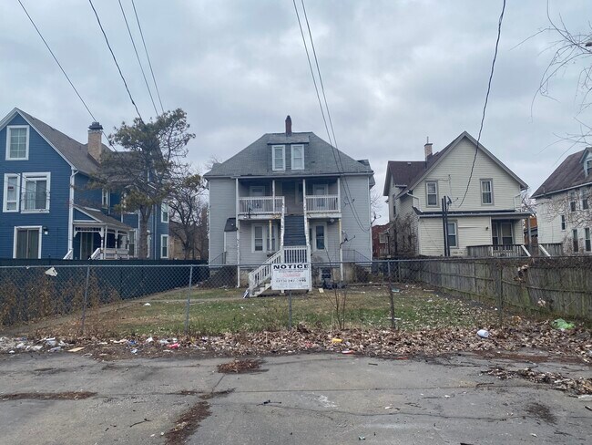 Foto del edificio - 642 N Pine Ave